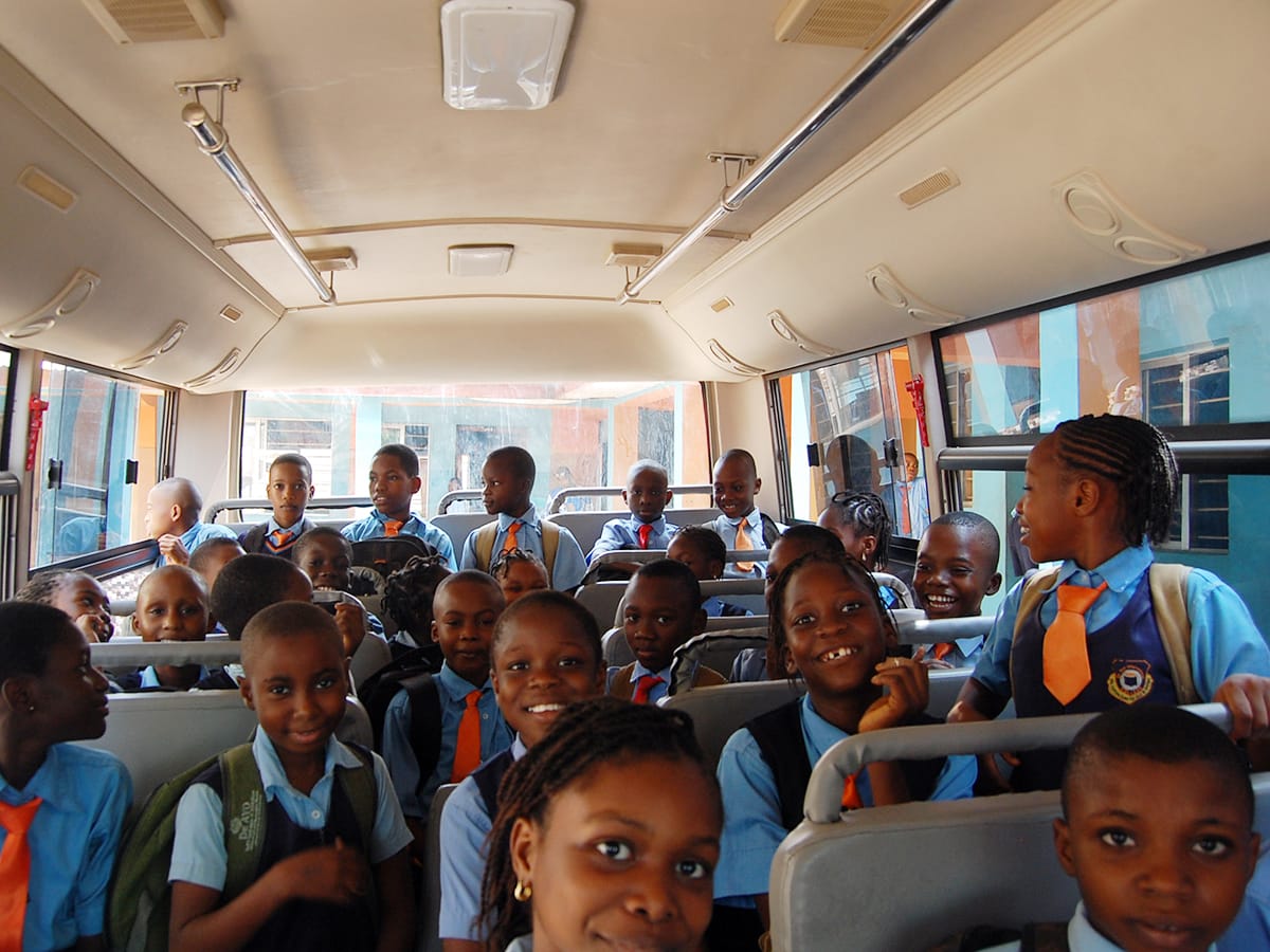 De Ayo school community